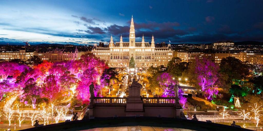 Θα δούμε την πλατεία των Ηρώων, το κάστρο Βαινταχουνιάντ, το επιβλητικό κτίριο του Κοινοβουλίου, τον Καθεδρικό ναό του Αγίου Στεφάνου, την Όπερα, τον ιστορικό ναό του Αγ.Ματία, τον πύργο των Ψαράδων.
