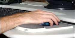 Εικόνα 56: Πληκτρολόγιο με ενσωματωμένο touchpad Εγκαταστήστε δίσκους πληκτρολογίων που είναι αρκετά μεγάλοι ώστε να χωρούν τόσο το πληκτρολόγιο όσο και το ποντίκι.