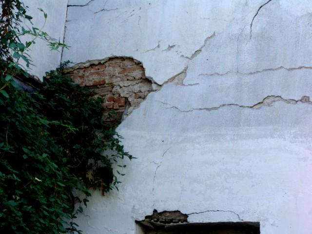 Φ77. Λεπτομέρεια αποκόλλησης της ξυλόπηκτης τοιχοποιίας στον