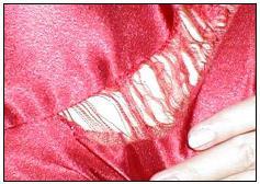 Шивачкиот конец или се истрошува или се кине пред да се истроши/скине ткаенината. 2. Предивото од кое е направена ткаенината или е скинато или оштетено од иглата, слика 15.1а. 3.