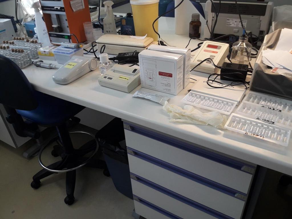 Όταν η ανάκτηση ενδοτοξίνης βρίσκεται εκτός της καθορισμένης περιοχής, το εργαστήριο επαναλαμβάνει τον έλεγχο. Εικόνα 2.9 Πάγκος εργασίας με εξοπλισμό για έλεγχο πυρετογόνων- Test LAL (II). 2.4.