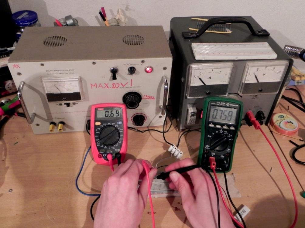 Meža, M. Primerjava nelinearnih elektrotehniških stikalnih elementov 12 Slika 6: Merjenje padca napetosti na tranzistorju TIP31C (foto: Meža M.