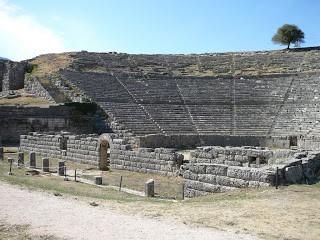 Τα θέατρα δεν γέμιζαν μόνο την εποχή των εορτών και των αγώνων αλλά σε όλη τη διάρκεια του έτους διοργανώνονταν ερασιτεχνικές θεατρικές παραστάσεις πιθανώς και με τη συμμετοχή επαγγελματιών σε