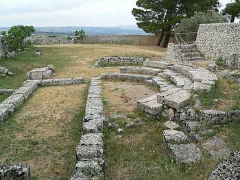 2. Το Βουλευτήριο. Αποτελείται από αίθουσα διαστάσεων 43,60 Χ 32,35 μ. και δωρική στοά στην πρόσοψη. Κατασκευάστηκε στα τέλη του 4ου ή στις αρχές του 3ου π.χ. αιώνα.