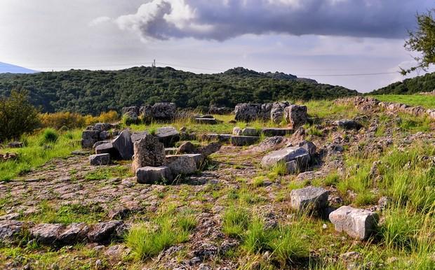 Βρίσκεται στην κορυφή του λόφου και περιβάλλεται από πολυγωνικό τείχος του 4ου π.χ. αιώνα, περιμέτρου περίπου 750 μέτρων. Το τείχος ενισχύεται κατά τόπους με ορθογώνιους πύργους.