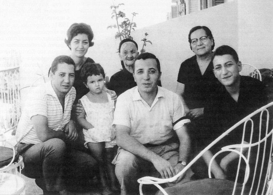 Ο Γιώργος Ιωάννου με την οικογένεια του το 1963