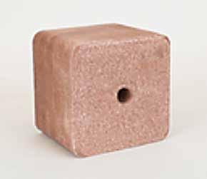 Intromin Block Mineraliniai laižomieji blokai Intromin laižomasis blokas sudarytas iš subalansuoto vitaminų, mineralų ir mikroelementų derinio, kurie yra reiklalingi daugeliui organizme vykstančių