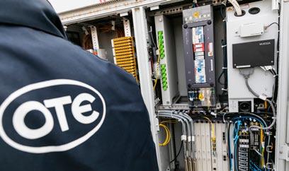 TECHS Τεχνικοί υπηρεσιών Cosmote: από το χαλκό στην οπτική ίνα Πώς αντικαθιστούν το δίκτυο χαλκού με οπτικές ίνες Η συνεχής εξέλιξη της τεχνολογίας και του Ιnternet έχει ως αποτέλεσμα την αύξηση των