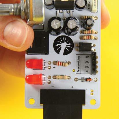 12 Pin Header Εντοπίστε τα Pin Header. Τοποθετήστε τα Pin Header στην πλακέτα, στο σημείο όπου επιγράφεται From Arduino.