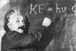 Einsteinovo objašnjenje Maleni paket svjetlosne energije, nazvan foton, emitirat će se kad kvantizirani oscilator skoči iz jednog energetskog nivoa na sljedeći donji Proširena Planckova ideja