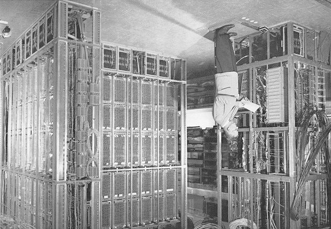 12 Povijesni razvoj računalnih sustava Slika 2.5: ILLIAC II načinjen na Sveučilištu u Illinois-u za vojne potrebe, UNIVAC se prodavao poslovnim tvrtkama i proizvelo ih se ukupno 46.