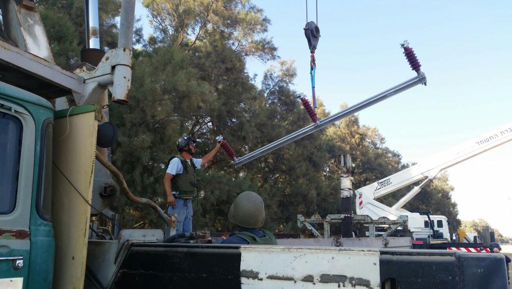 חברת החשמל למען תושבי הדרום כשאלפי טילים ורקטות נורו לעבר ישראל במהלך מבצע "צוק איתן", היו מקומות שבהם נפגעה גם רשת החשמל. במהלך המבצע נפגעו עמודי מתח גבוה, בעיקר ביישובי עוטף עזה.