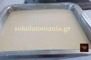 2 φακελλάκια baking powder ξύσμα από 2 ακέρωτα λεμόνια 3 κάψουλες βανίλια (προαιρετικά) Για το σιρόπι 300 ml νερό 300 gr ζάχαρη λίγες σταγόνες λεμόνι και λίγη λεμονόφλουδα Εκτέλεση Προθερμαίνουμε τον