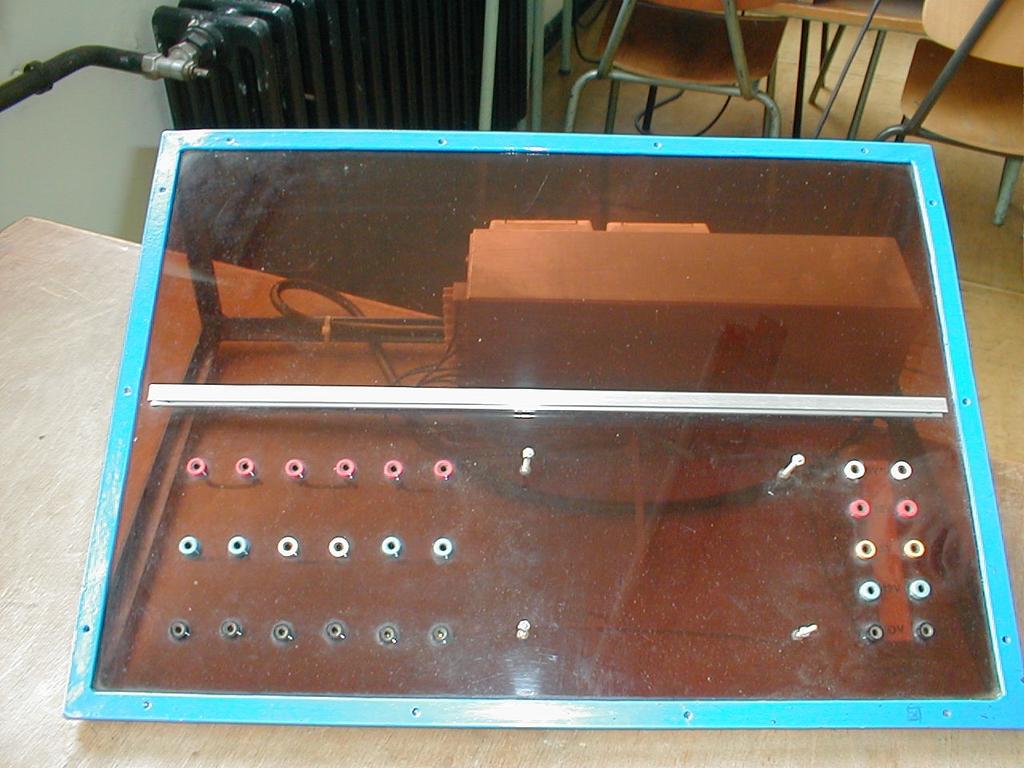 Molimo PROČITATI prije dolaska u Laboratorij! 1.4. Nastavne makete Vježbe iz elektrotehnike izvode studenti samostalno, korištenjem nastavnih maketa (prema slici).