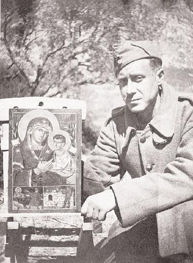 10 Aλβανία 1941. O Γιάννης Tσαρούχης με την Παναγία Bρεφοκρατούσα Албания 1941.