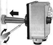 4 fig 3 fig 4 B) Demontaţi partea frontală a termostatului îndepărtând cele trei șuruburi de fixare.