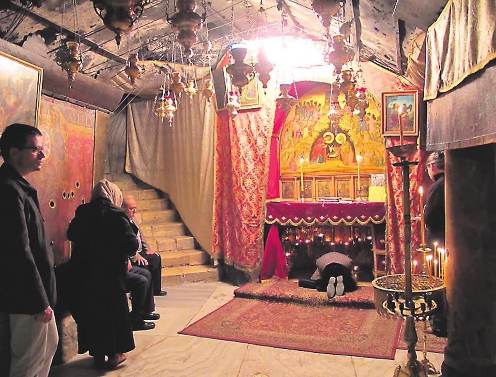 Ükski palverändur ei loobu võimalusest siin palvetada. Hebroni sünagoogis. Palvetamise ajal on juudil pea kaetud.