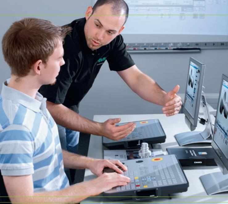 17 pav. Tekinimo staklių operatoriaus valdymo pultas bei analogiška programa kompiuterio ekrane, kaip realių-turimų staklių valdymo pulte.