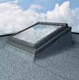 Če želimo strešna okna vgraditi na povsem ravne strehe, uporabimo to obrobo, ki tvori minimalni naklon strešnega okna. Univerzalna obroba za vse vrste kritin.