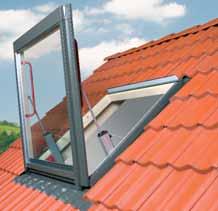 Zaradi varnostnih predpisov ima okno vrtišče spodaj, tako da se krilo odpira vertikalno glede na streho.
