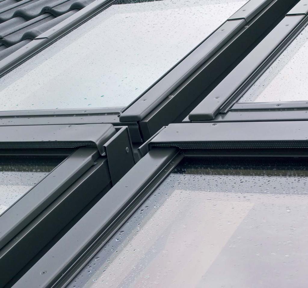 KOMBINIRANE TESNILNE OBROBE S kombiniranimi tesnilnimi obrobami lahko strešna okna vgrajujemo v različnih horizontalnih (enega zraven drugega), vertikalnih (enega nad drugega) ali