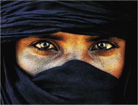 8. Πλανήτης Γη Λαοί της γης 1 η Περιπτωσιακή μελέτη: Οι Τουαρέγκ ο λαός της ερήμου Σαχάρας Οι Τουαρέγκ (Tuareg) ή Ταργκί (Targui) ή Ιμουάρ (Imuhar), είναι ένας Βερβερικός νομαδικός