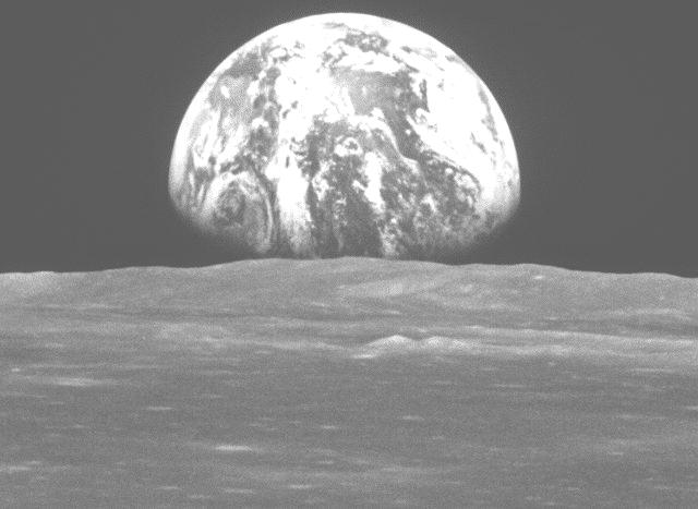 Pag. 49. DINAMICA Sir Isaac Newon În foografia de mai sus pueţi admira răsăriul Pămânului pe Lună.