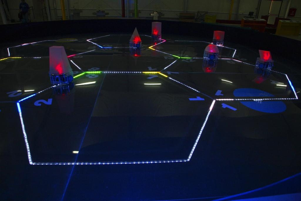 το δίκτυο, ακολουθώντας τις φωτεινές διαδρομές, κινούνται 5 ρομπότ που προσομοιώνουν τους συρμούς. το παιχνίδι παίζουν μέχρι 4 ομάδες, αποτελούμενες από 3 παίκτες η κάθε μία.