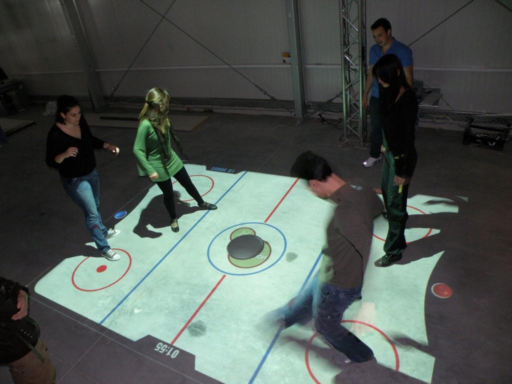 Σο γήπεδο και ο δίσκος που πρέπει να χτυπούν οι παίκτες, δημιουργούνται στο πάτωμα από μία κατακόρυφη προβολή, ενώ μία κάμερα και προβολείς υπέρυθρων ακτίνων ανιχνεύουν τις κινήσεις των παικτών και