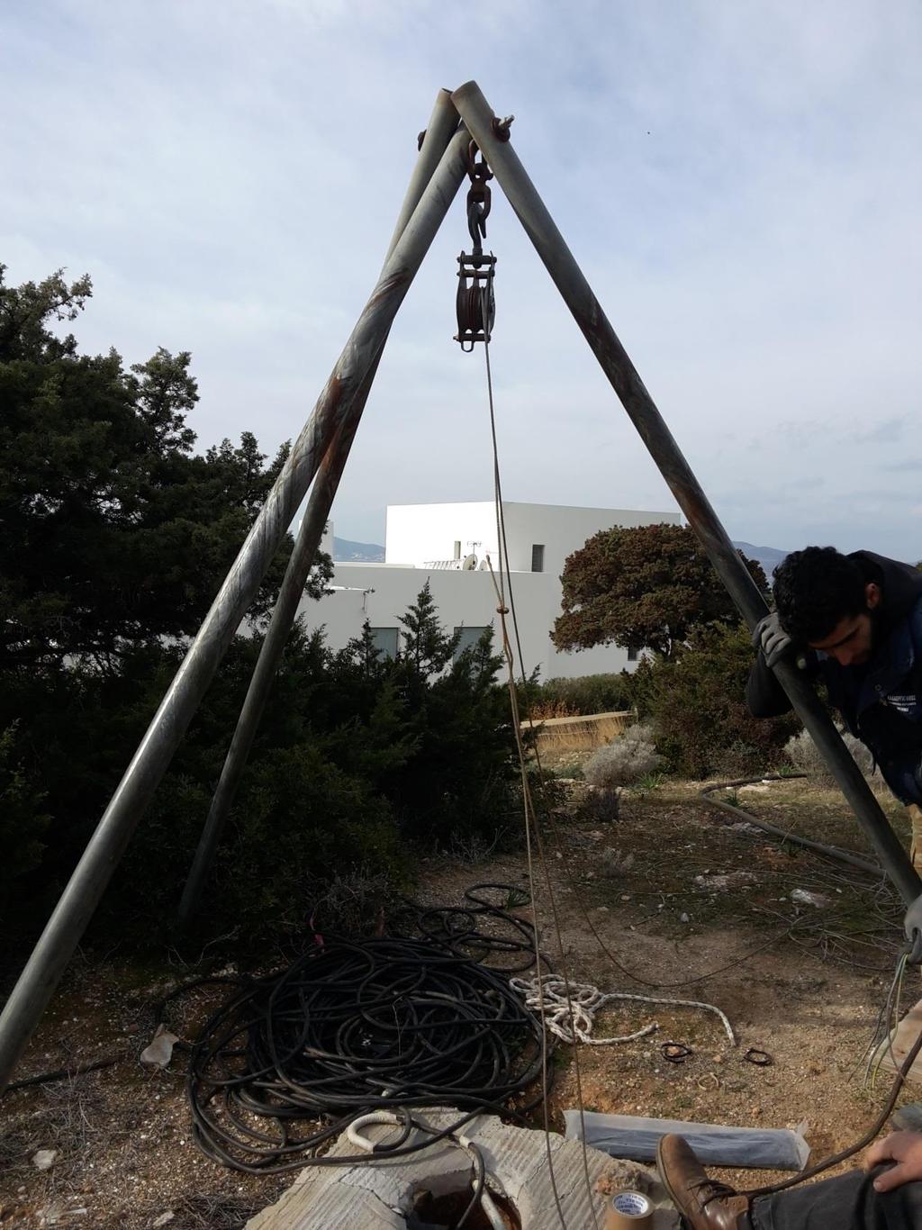 Κάθε δύο μέτρα σταματάμε και με την χρήση φαρδιάς ταινίας και δεματικών, δένουμε το καλώδιο, το συρματόσχοινο και το λάστιχο όλα μαζί κοντά.