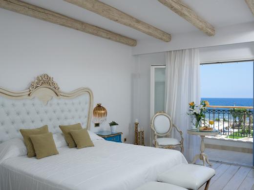 Plaja: Hotelul este situate pe plaja cu nisip fin din Anissaras. Șezlongurile și umbreluțele la plajă sunt gratuite.