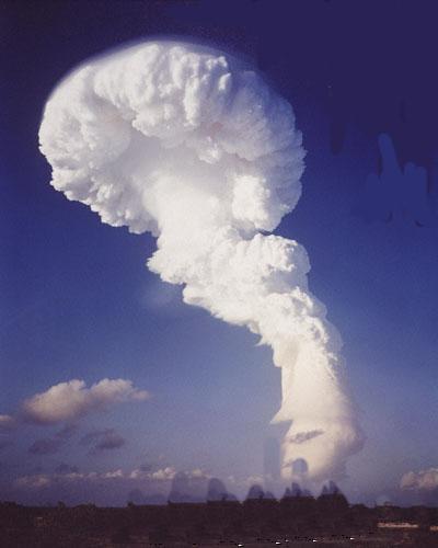 ATOMSKA BOMBA Kao eksploziv nuklearne bombe koriste se izotopi urana 92U 235, torijum 90 Th 232 i plutonijum 94 Pu 239.