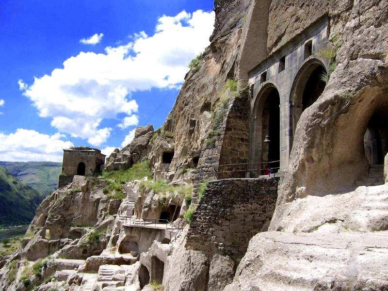 Μια πόλη µε µοντέρνα ατµόσφαιρα και πανάρχαια ιστορία, µε δεκάδες θέατρα, αίθουσες συναυλιών γκαλερί και κλαµπ µε ζωντανή µουσική.