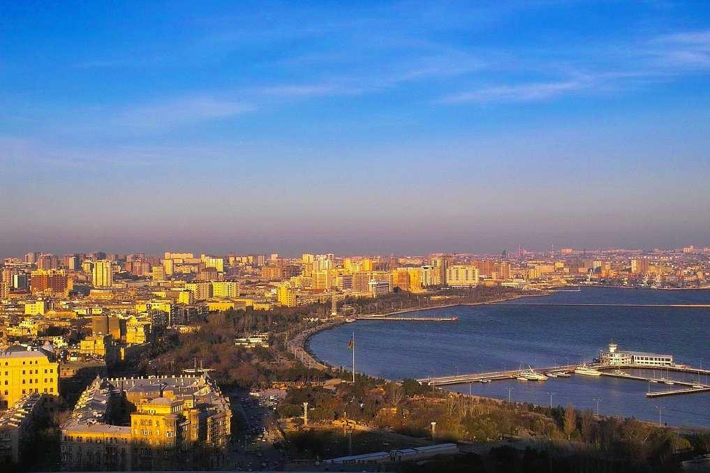 Η σύγχρονη µητρόπολη µε τους µεγάλους δρόµους και τους ουρανοξύστες, εκτείνεται κοντά στο παλαιό κέντρο που περιβάλλεται από τείχη του 12oυ αι.