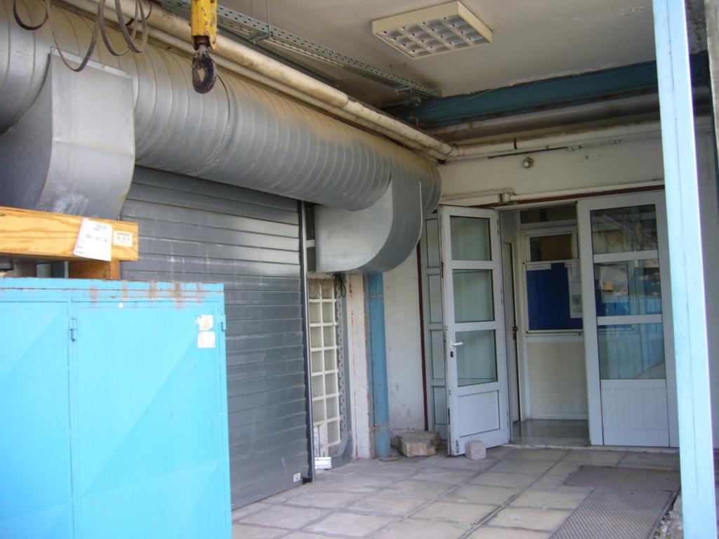 Εικόνα 2: Είσοδος του θαλάμου δοκιμών. Βρίσκεται δίπλα στην βόρεια είσοδο των εγκαταστάσεων του Τμήματος των Χημικών Μηχανικών στο κτίριο Γ της Πολυτεχνικής Σχολής.