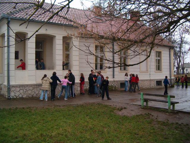 подручја рада 8.3. Подручја рада директора школе (временска димензија) динамика укупно недељно часова 1. Припремање, организовање и праћење 5 220 реализације програма; 2.