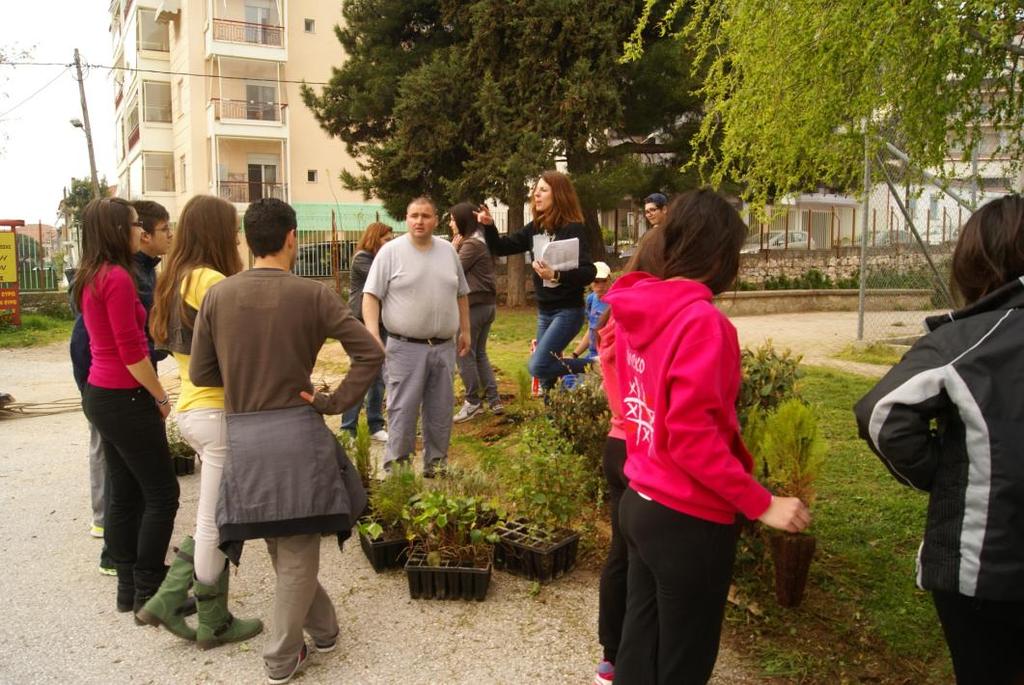 Τα εργαλεία που χρησιμοποιήθηκαν ( φτυάρια, ποτιστήρια, τσουγκράνες, τσάπες και γάντια μιας χρήσεως ) τα προμηθεύτηκε η ομάδα μας από το σχολείο αλλά και το Δήμο Κιλκίς.