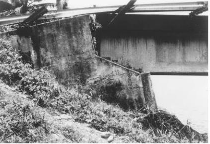 14: (α) Αστοχία οδικού επιχώματος και εξάπλωσή του προς βάθρο που έχει υποστεί βλάβες στο τμήμα της οδογέφυρας Joetsu Shinkansen στην περιοχή