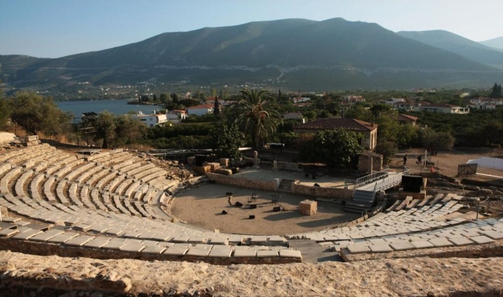 Εικ. 2. Το μικρό θέατρο της Aρχαίας Επιδαύρου από βορειοανατολικά (www.archaiologia.gr/blog/photo/μικρό-θέατρο-αρχαίας-επιδαύρου-1/).