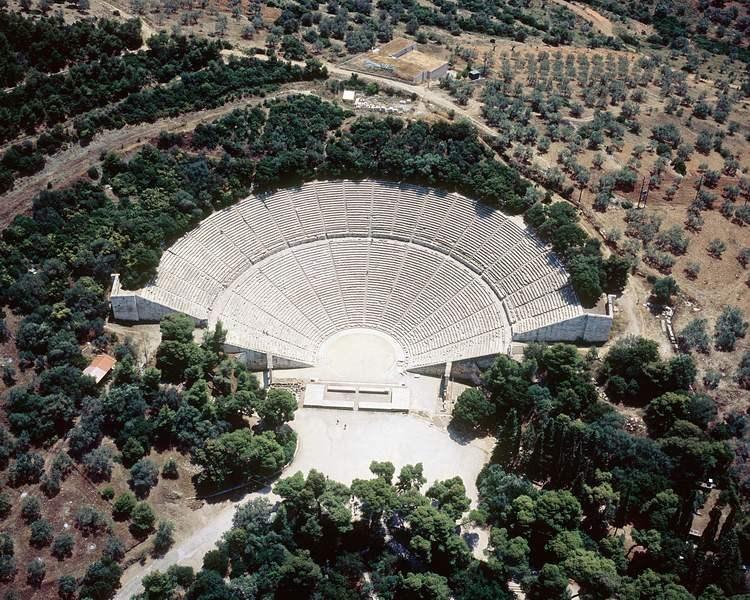 Εικ. 4. Το θέατρο του Ασκληπιείου της Επιδαύρου από βόρεια (http://www.diazoma.gr/gr/page_04-01_at-005.asp). Το κοίλο του θεάτρου, χωρητικότητας 12.000 έως 15.