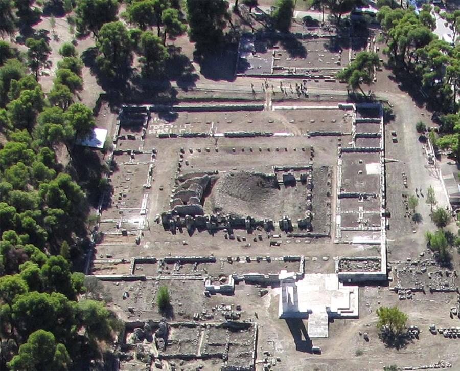 3. Το ρωμαϊκό ωδείο του Ασκληπιείου της Επιδαύρου. Εικ. 7. Το συγκρότημα του Τελετουργικού Εστιατορίου από νότια (http://www.diazoma.gr/gr/page_04-01_at-076.asp).