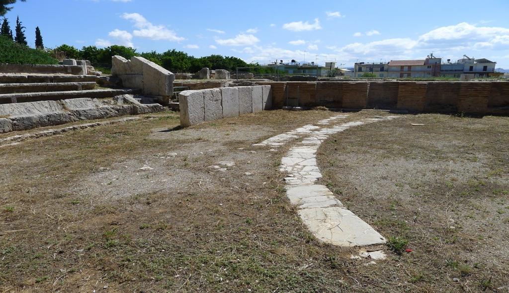 1 2 2 Εικ. 3. Το μεγάλο θέατρο του Άργους από δυτικά, διακρίνονται: 1. Υπολείμματα του χαμηλού τοίχου του ρωμαϊκού κολυμβητήριου, 2.