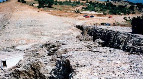 Το υπόβαθρο της κοίτης σε ένα µικρό µήκος στην βάση του αριστερού αντερείσµατος δεν ήταν γύρω στο υψόµ.