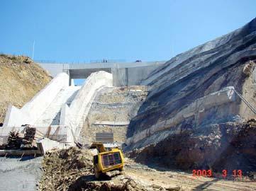 αναλογικά µε την στάθµη της λίµνης. Για τη µέτρηση τους, στον κατάντι πόδα κατασκευάσθηκε µικρός εκχειλιστής.