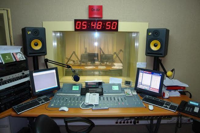 2.2. Υποδομή ραδιοφωνικού στούντιο Η οργάνωση κάθε ραδιοφωνικού σταθμού είναι άμεσα συνδεδεμένη με τον τρόπο λειτουργίας του, μπορεί να διαφέρει αρκετά από τη μια περίπτωση στην άλλη.