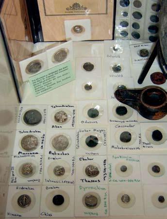 Στη συλλογή υπάρχουν χρυσά, αργυρά, χάλκινα, σιδηρά και νικέλινα νομίσματα, από τη χελώνα της Αιγίνης έως το