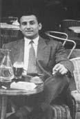 φωτογραφίες 50. Ο Φασερίας σε ένα καφέ στο Παρίσι το 1952.