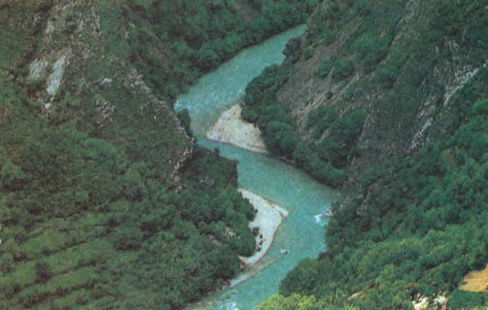 Εικόνα 5-9 Ποταμός Αχελώος. (Πηγή: Αρχείο EOT) Τα επιφανειακά και τα υπόγεια νερά έχουν κάποια ιδιαίτερα χαρακτηριστικά που τα διαφοροποιούν μεταξύ τους: α) Ως προς το χώρο.