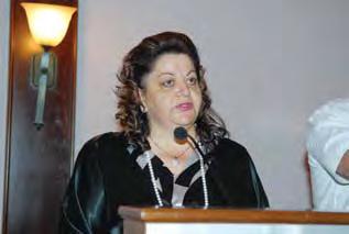 Η κ. Έλλη Μακρή, Γραμματέας του Διοικητικού Συμβουλίου του Χριστιανικού Συνδέσμου Γυναικών «Άγιος Γεώργιος» Μηλικουρίου, ενώ εκφωνεί το πρόγραμμα Ο Πανοσιολογιώτατος Αρχιμανδρίτης κ.