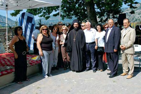 Κάτοικοι της κατεχόμενης Κατωκοπιάς με τον Αρχιμανδρίτη Χρυσόστομο και τον πρόεδρο του ΕΠΟΚ Δρα Ηρακλή Ζαχαριάδη Μέσα σε ένα ιδιαίτερα συγκινησιακά φορτισμένο κλίμα, οι Κύπριοι της Κατωκοπιάς και οι